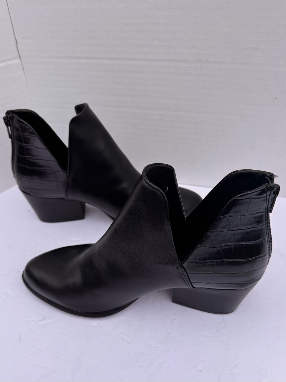 Sonoma Goods For Life Barb Black Faux Leather V-Cut Ankle Booties Size 9.5